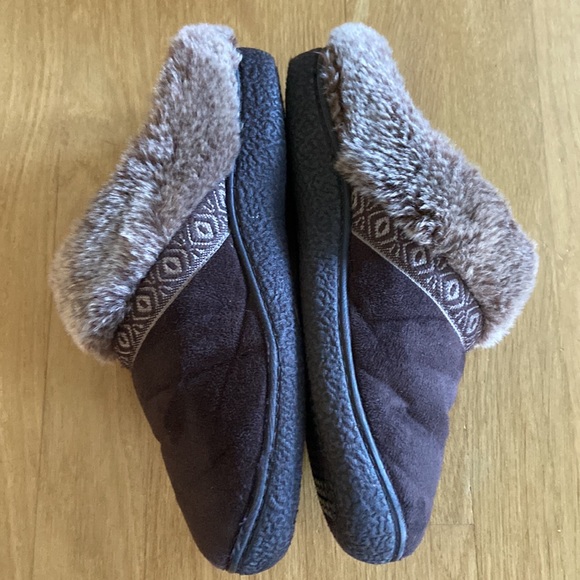 Isotoner Smartzone Gel Zone Technology Slippers - Picture 5 of 9